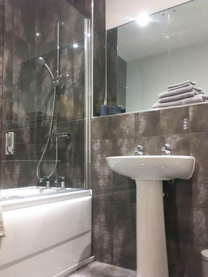 Luxury 1 Bed Apartment In City Centre With Parking Chester Esterno foto