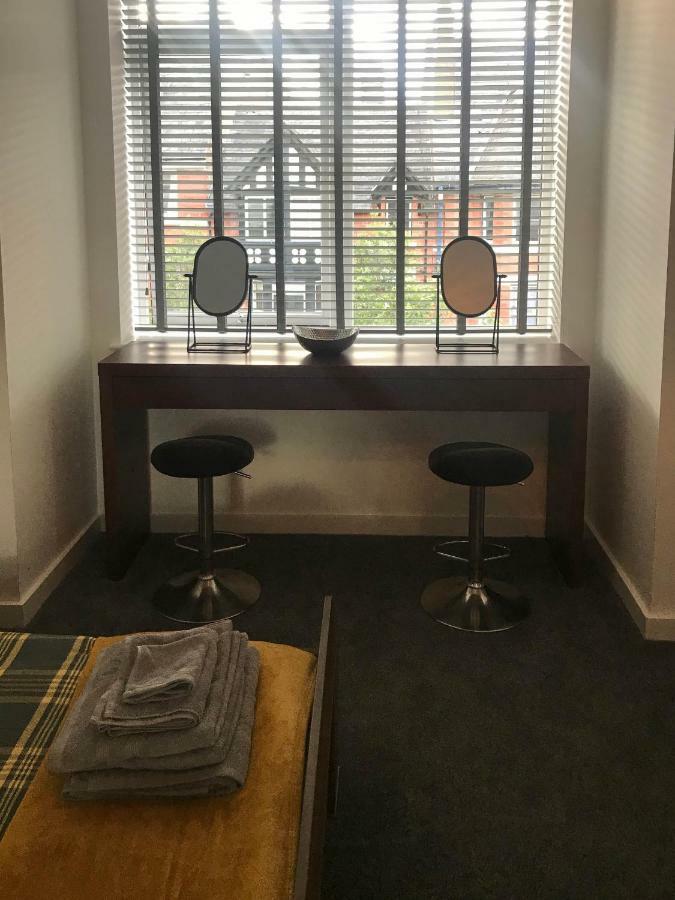 Luxury 1 Bed Apartment In City Centre With Parking Chester Esterno foto