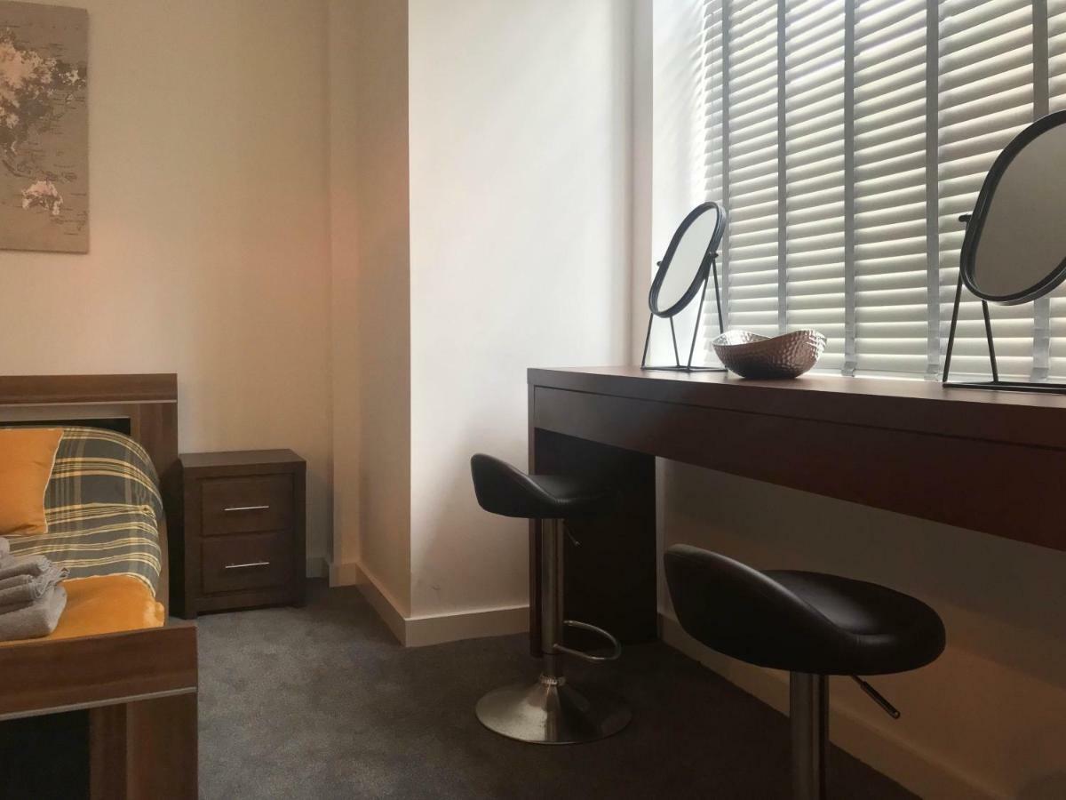 Luxury 1 Bed Apartment In City Centre With Parking Chester Esterno foto