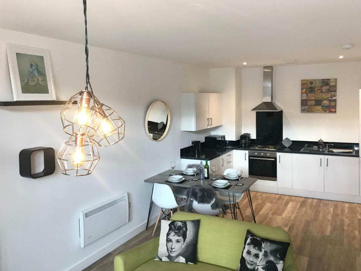 Luxury 1 Bed Apartment In City Centre With Parking Chester Esterno foto