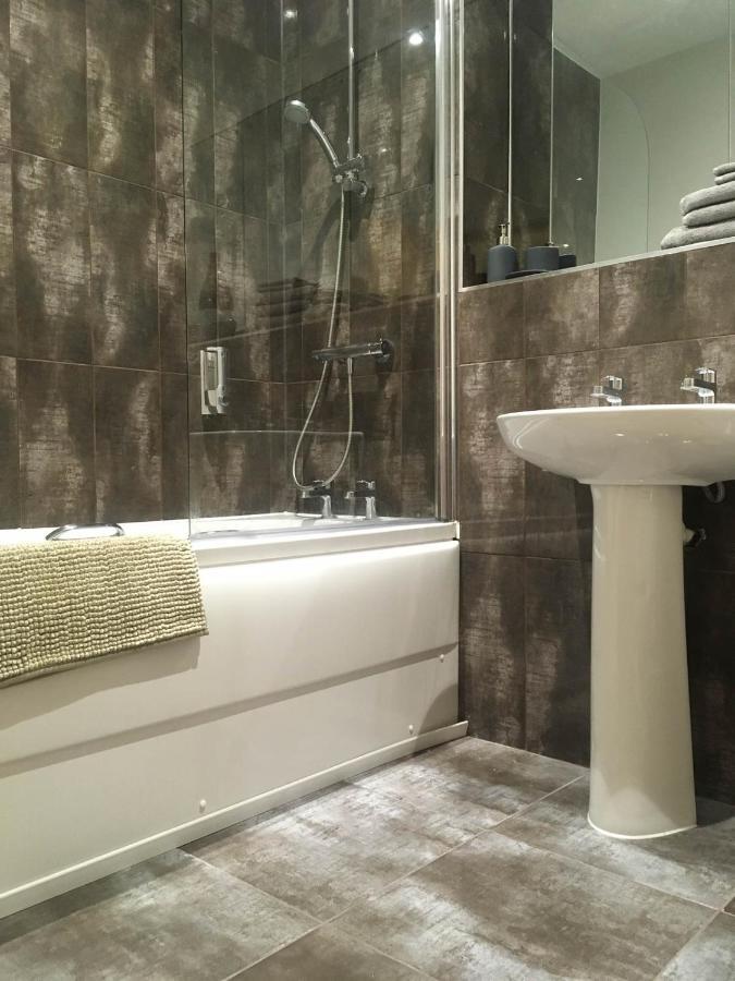 Luxury 1 Bed Apartment In City Centre With Parking Chester Esterno foto