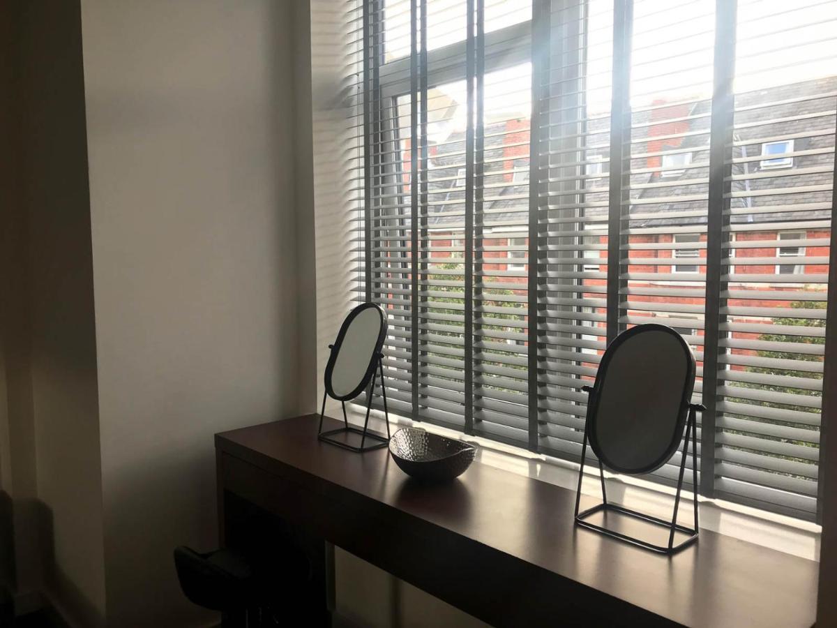 Luxury 1 Bed Apartment In City Centre With Parking Chester Esterno foto
